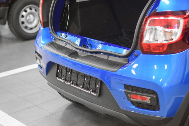 Накладка на задний бампер Renault Sandero/ Sandero Stepway c 2014 (черное тиснение) (ABS)