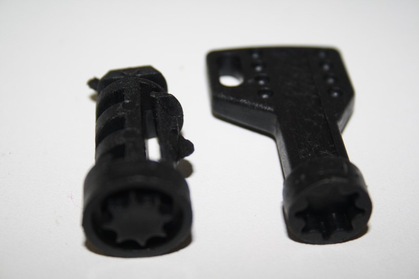 Комплект замка и ключа для багажной системы к опорам  B,C,D,E и лыжной насадке (пластиковая секретка)