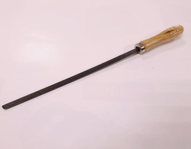 Напильник по металлу с ручкой трехгранный 190 мм