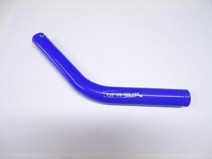 Патрубок угловой силикон 135,d20,L150x150, 3 нити стенка (4мм)