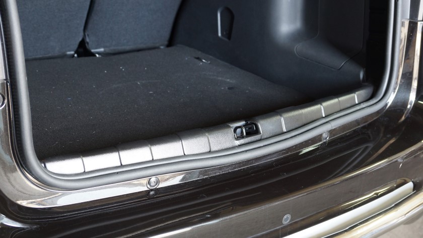 Накладка в проем багажника (черное тиснение) (ABS) Renault Duster 2012-/ Nissan Terrano 2014-